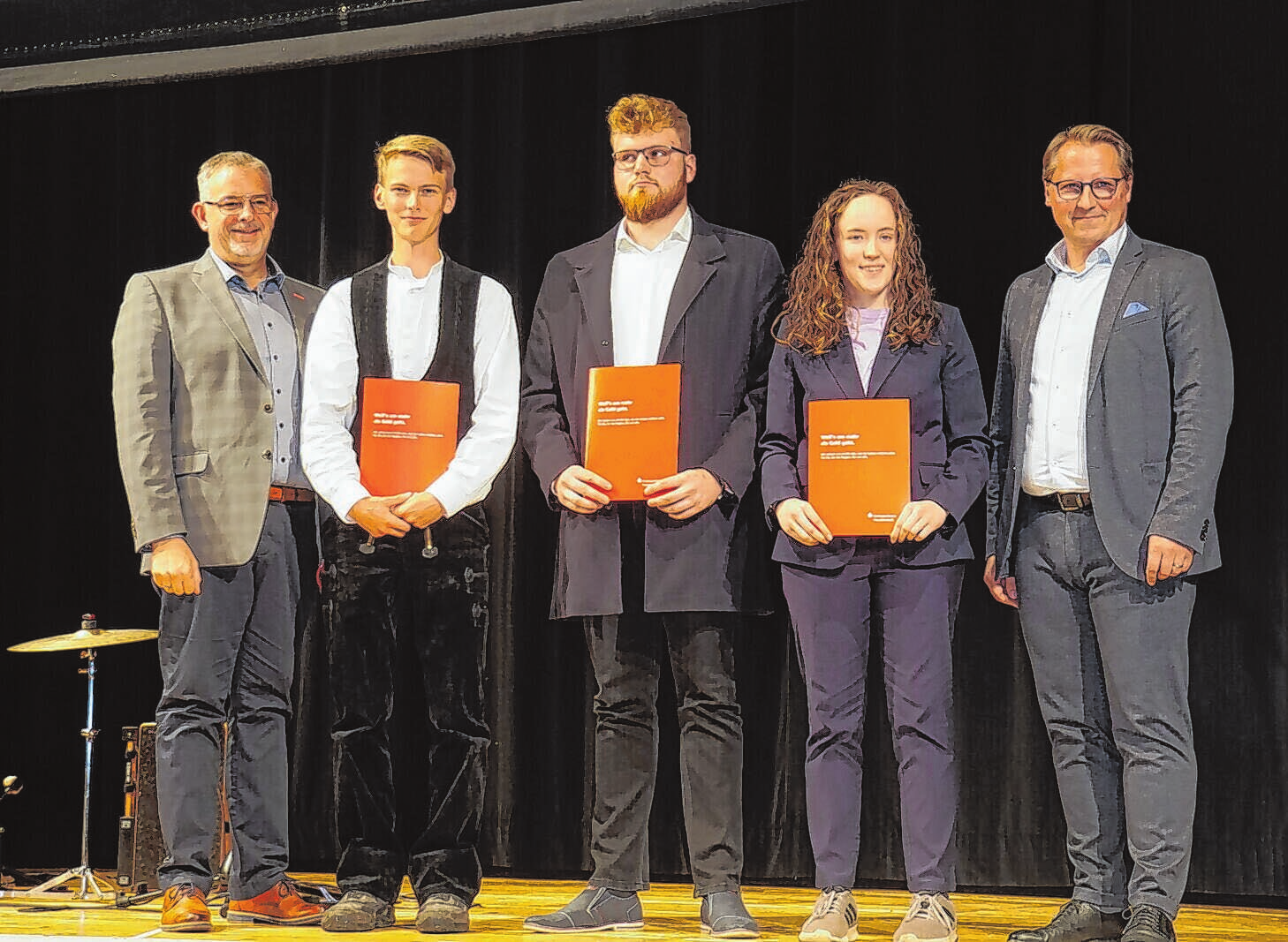 Die Preisträger der Sparkassenförderpreise von links mit Kreishandwerksmeister Alexander Wälde, Moritz Klemm, Daniel Willberger, Anka Mast und der Kreissparkassenvorstandsvorsitzende Werner Loser. Fotos: Monika Schwarz