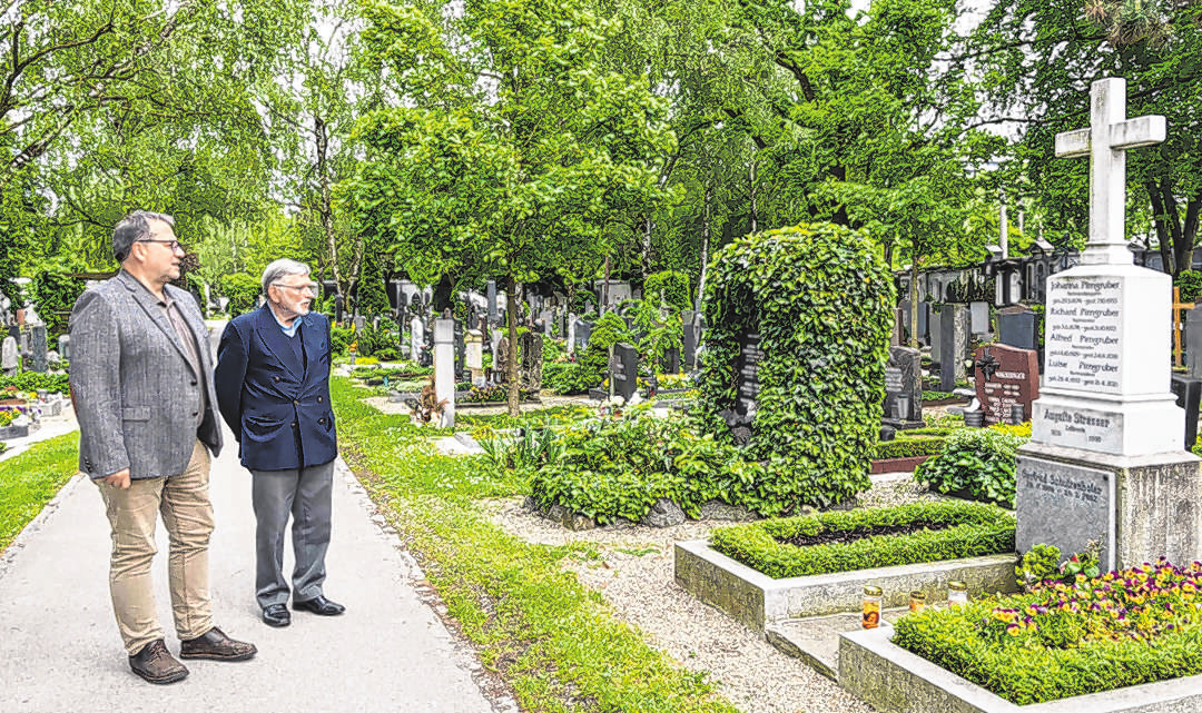 Clemens Frauscher und August Thalhamer sind beeindruckt von den Geschichten, die die Familiengräber am St. Barbara Friedhof erzählen. Foto: Claudia Erblehner