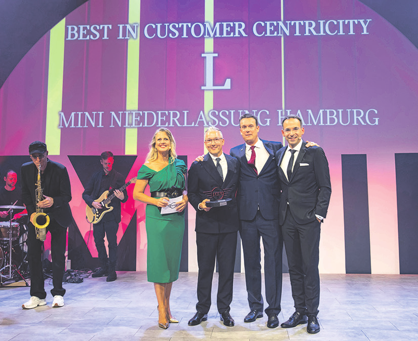 Festlich bei den MINI Awards (v.l.): Moderatorin Barbara Schöneberger, Sascha Mika (Niederlassungsleiter Hamburg), Klaus Schrittenloher (Leitung Vertrieb MINI Deutschland), Andreas Sieben (Leiter Customer Support Markt Deutschland)