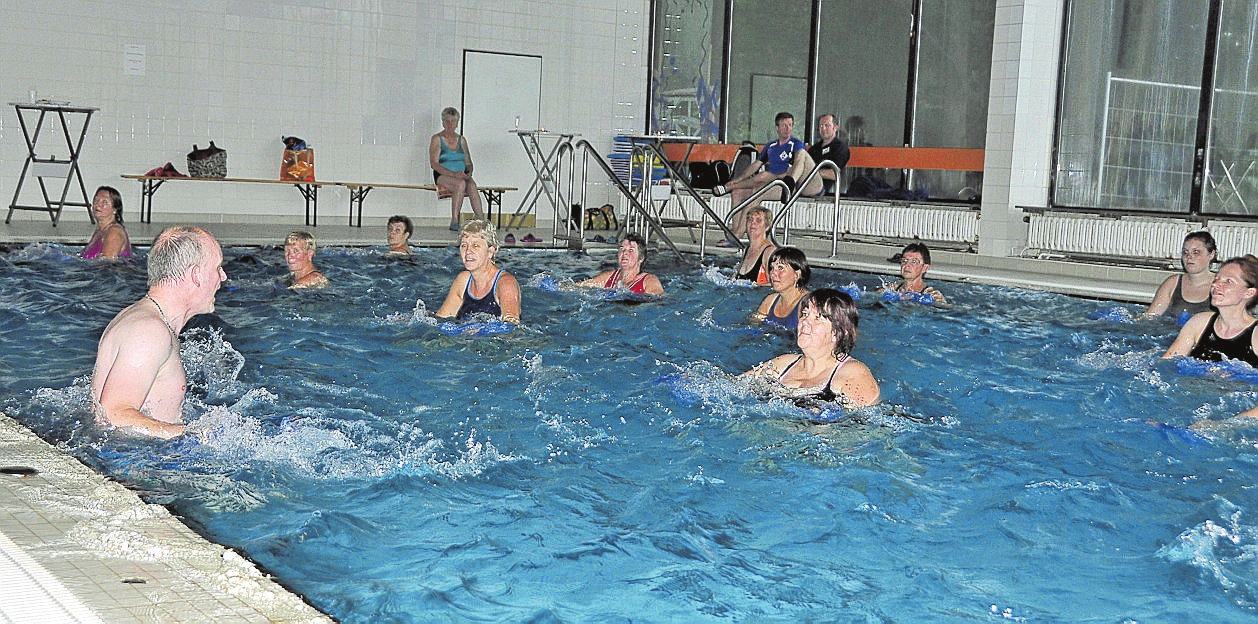 Zum Abschied aus der Kleinschwimmhalle Horstmar gab es beim SV Lünen im Jahr 2011 auch eine Aquafitness-Einheit. „Gründerin“ dieser Abteilung im Verein ist Gabi Kubisch. FOTO ARCHIV