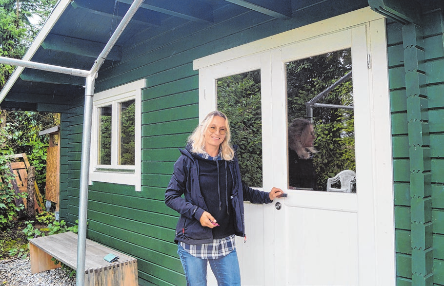 Annette Maier vor der Einsinger Jugendhütte. Foto: Petra Starzmann