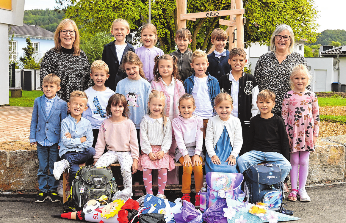 Grundschule Eutendorf-Ottendorf, Klasse 1b, Klassenlehrerin: Dorothea Tagscherer (rechts), Lehrerin: Christraude Hettler Foto: Top-Fotografie Rau