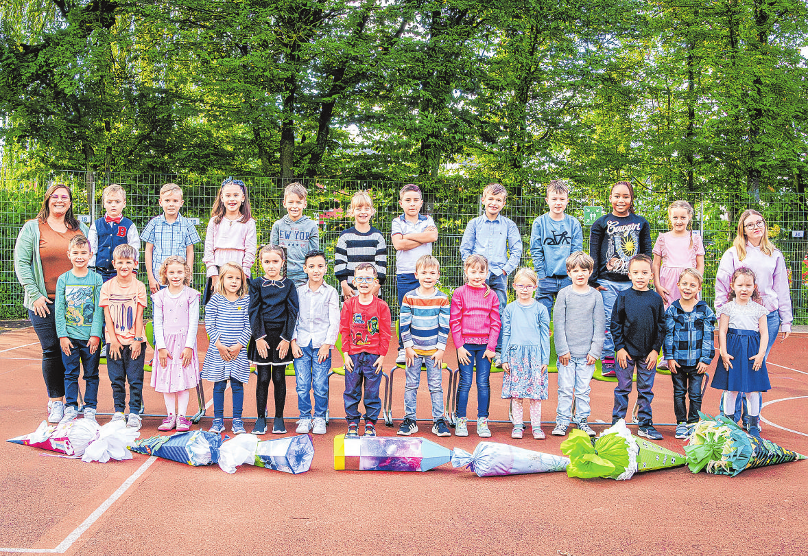 Breit-Eich-Grundschule Schwäbisch Hall in Gottwollshausen, Klasse 1b - Klassenlehrerin: Katharina Schmunk (links), Schulbegleiterin: Nele Blanck Foto: Patricia Malak Photography