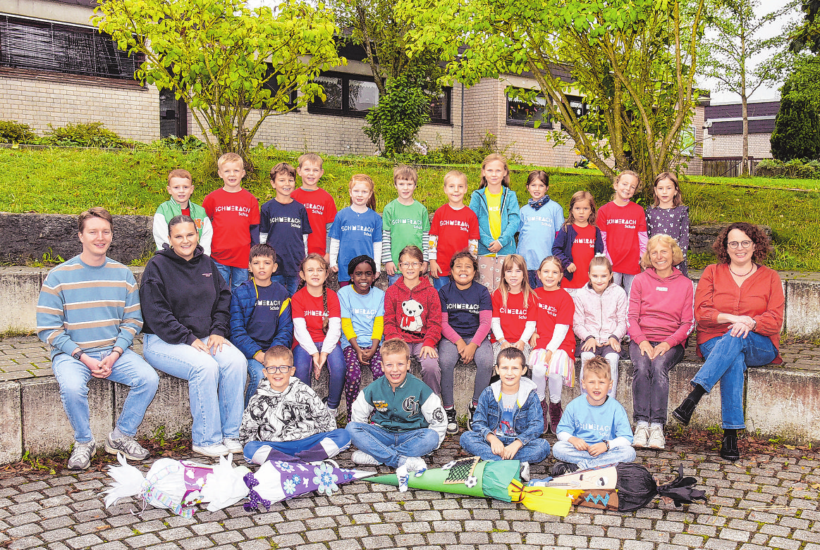 Schmerachschule Ilshofen-Oberaspach, Löwenklasse 1-2 - von rechts: Klassenlehrerin Regina Sauer, Schulbegleitung: Sigrid Larsson, Praktikantin Hannah Allinger, Kurzzeitpraktikant Max Kayser Foto: nohau Fotostudio