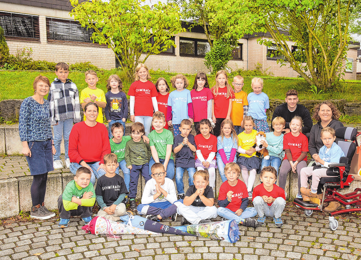 Schmerachschule Ilshofen-Oberaspach, Fuchsklasse 1-2  - von links: Klassenlehrerinnen Gerlinde Brenner, Kooperationslehrerin Sonnenhof-Außenklasse Martina Füeẞ-Kuppinger, BFD Tom Schulz, Sonderpädagogin Lena Becker Foto: nohau Fotostudio