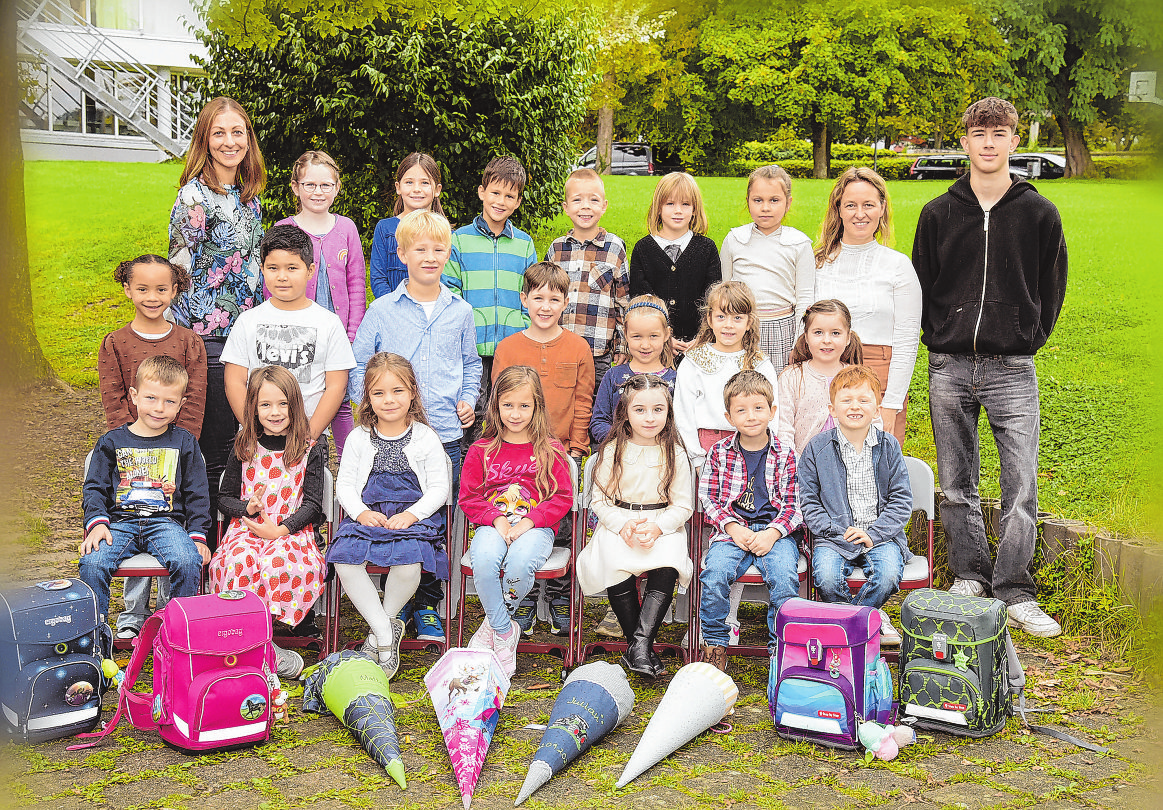 Grundschule Sulzdorf, Klasse 1b von links: Klassenlehrerinnen Lisa Götz, Marita Rößler, FSJ Aaron Lay Foto: nohau Fotostudio