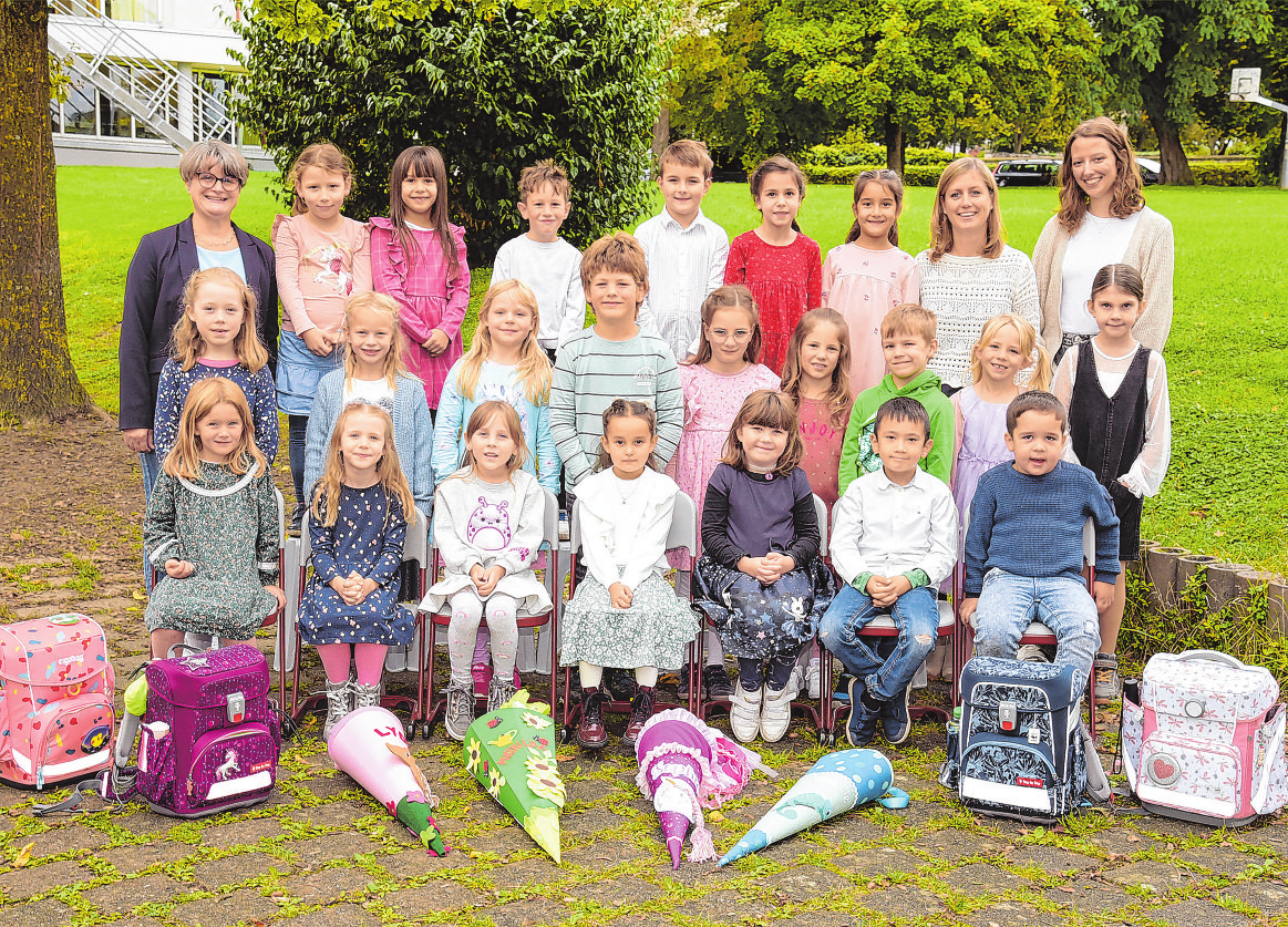 Grundschule Sulzdorf, Klasse la Foto: nohau Fotostudio von links: Klassenlehrerinnen: Silke Hesselmaier, Annika Koppenhöfer, FSJ Mia Kwasnitschka