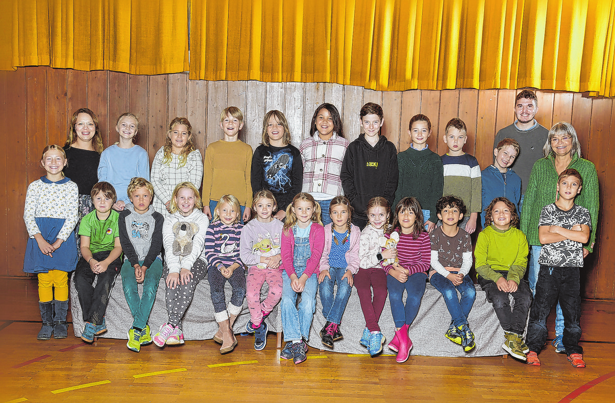 Grundschule Steinbach, Montessoriklasse M4 von links: Lehrerin Kathrin Nachtmann, Schulbegleiter Lucas Leitmann, Schulbegleiterin Annegret Sing Foto: nohau Fotostudio