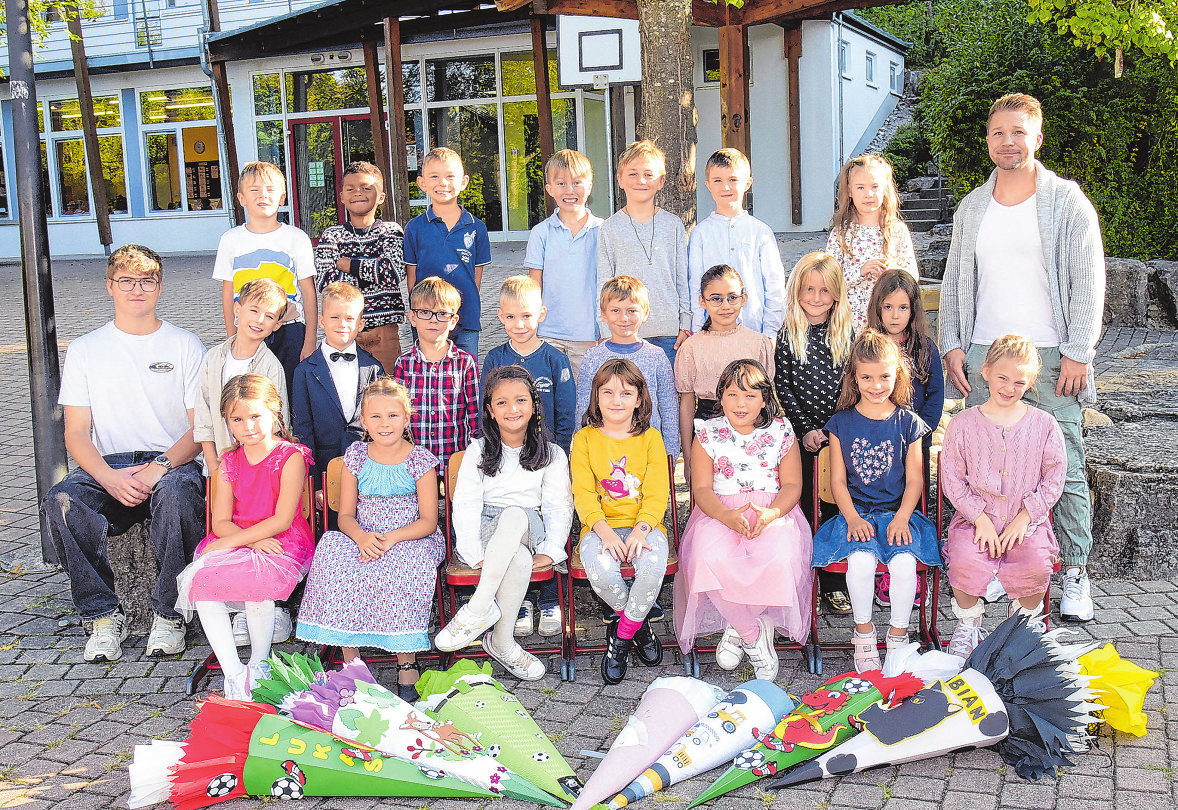 Schenk-Friedrich-Schule Obersontheim, Klasse 1b Klassenlehrer: Simon Brennberger (rechts), BFD: Dominic Erdamnn Foto: nohau Fotostudio