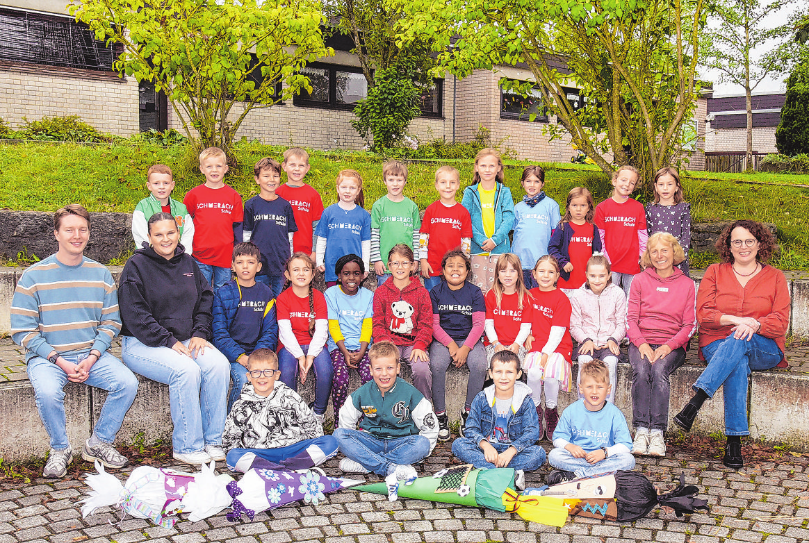 Schmerachschule Ilshofen-Oberaspach, Löwenklasse Klassenlehrerin: Regina Sauer (rechts), Schulbegleitung: Sigrid Larsson, Praktikantin: Hannah Allinger, Kurzzeitpraktikant: Max Kayser Foto: nohau Fotostudio