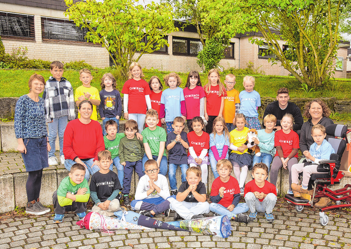 Schmerachschule Ilshofen-Oberaspach, Fuchsklasse Klassenlehrerinnen: Gerlinde Brenner (links), Kooperationslehrerin Sonnenhof-Außenklasse: Martina Füeẞ-Kuppinger, BFD: Tom Schulz, Sonderpädagogin: Lena Becker Foto: nohau Fotostudio