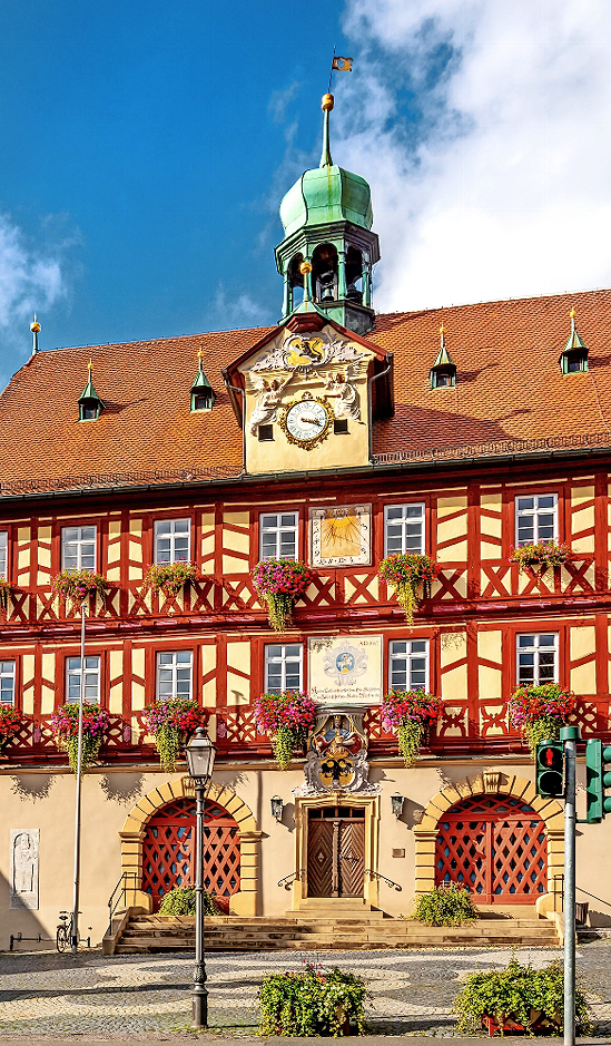 Der Marktplatz mit Rathaus im Herzen von Bad Staffelstein FOTO: SINA ETTMER/ADOBE.STOCK