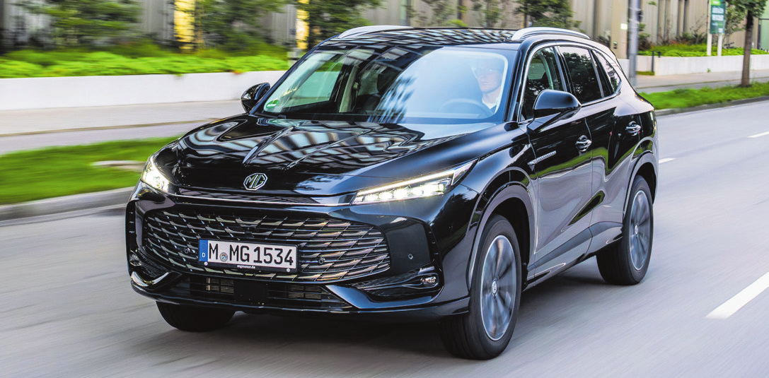 Der neue Mittelklasse-SUV MG HS hatte am vergangenen Samstag Premiere im Autohaus Fuchs und ist sowohl als reiner Verbrenner als auch als Plug-In-Hybrid zu Preisen ab 27.990 Euro erhältlich.