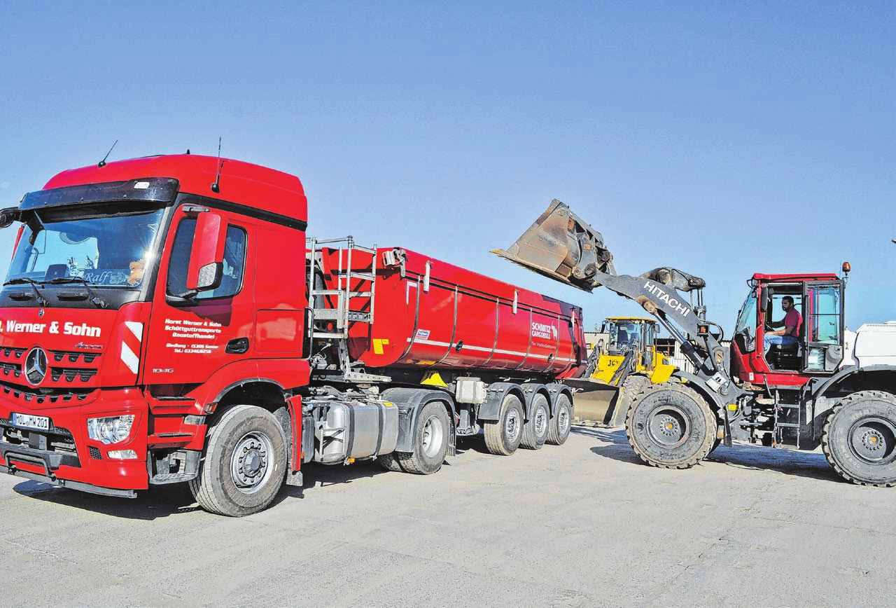 Insgesamt kann die Firma zehn LKW einsetzen: Zu ihrem umfangreichen Maschinenpark gehören zudem Bagger und Radlader.