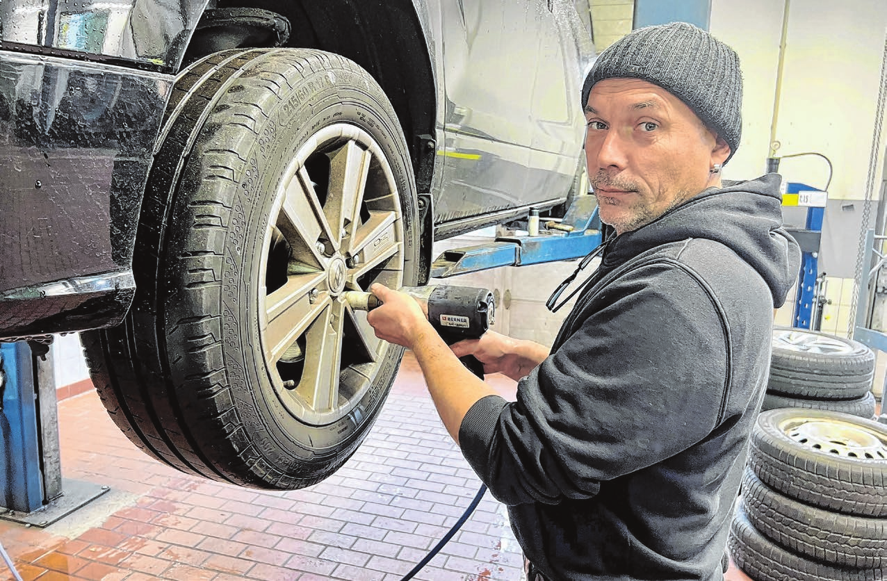 Ihr Fachbetrieb rund um´s Auto:  KFZ-Meister Daniel Wunsch von der KFZ-Werkstatt und dem Fahrzeughandel Wunsch GmbH im Fürstenwalder Autofocus ist der Leiter der typenoffene Kfz-Werkstatt mit dem angeschlossenen „Karosserie Service Unfall Zentrum“. Alles rund ums geliebte Auto, gibt es aus einer Hand. Fotos (2): Alexander Winkler