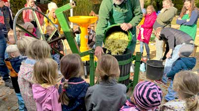 Die Kita-Kinder hatten viel Spaß beim Herstellen des Apfelsafts. (Foto: privat)