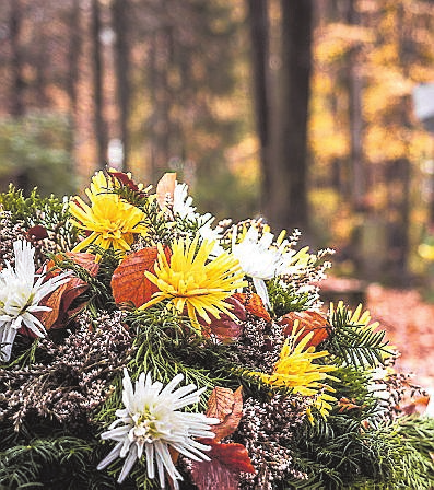 Zu den Totengedenktagen legen viele Menschen Gestecke oder Blumensträuße auf die Gräber. FOTO ADOBE STOCK