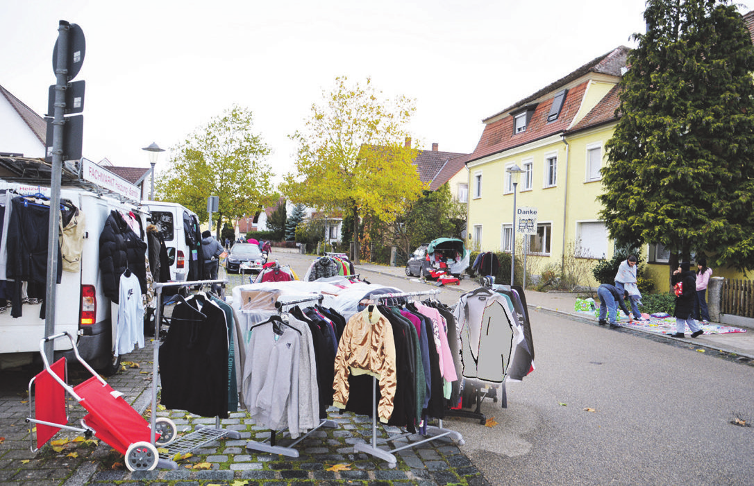 In der Bahnhofstraße befindet sich der traditionelle Flohmarkt mit vielen unterschiedlichen Angeboten.