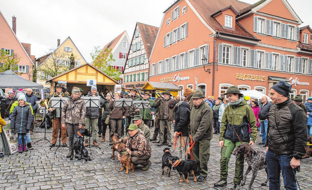 Auch die Jägervereinigung Feuchtwangen präsentiert sich auf dem beliebten Markt in der Kreuzgangstadt.