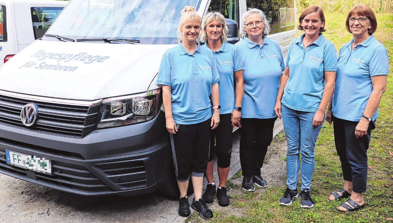 Sind gut gelaunt: das Team der Wichern-Tagespflege unter der Leitung von Ute Barow (3.v.l.). Die Tagespflege hat einen hauseigenen Fahrdienst, der sich den Wünschen seiner Gäste anpasst.