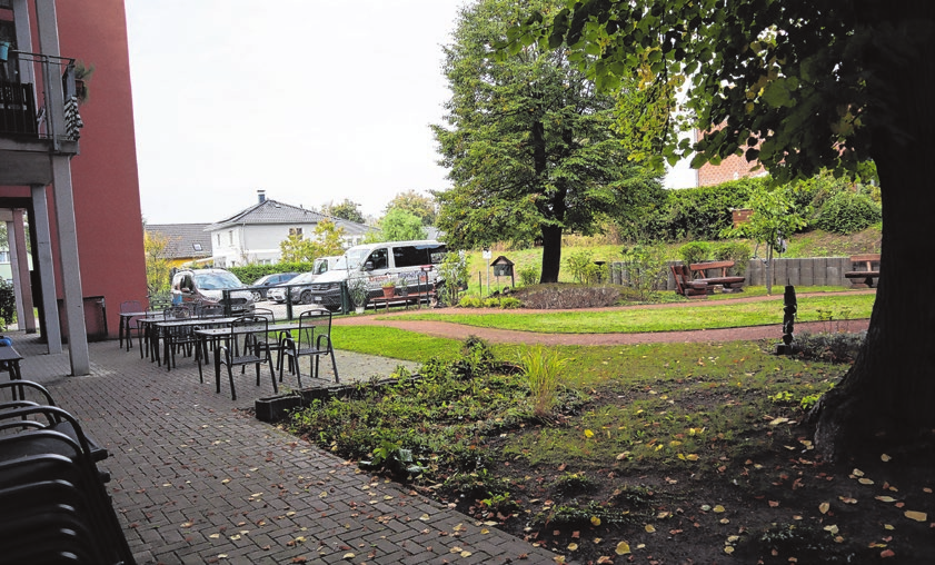 Blick vom Haus auf die Terrasse und die Außenanlage der Wichern-Tagespflege. Hier soll ein Garten entstehen.