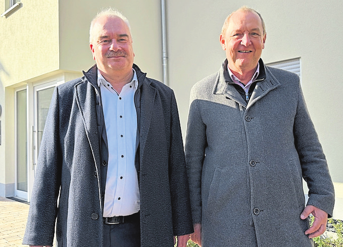 Von links: Diözesan-Caritasdirektor Dr. Markus Juch und Caritas-Vorstand Ansgar Erb vor einem der neuen Gebäude in Maberzell. Insgesamt entstanden 15 neue Sozialwohnungen.