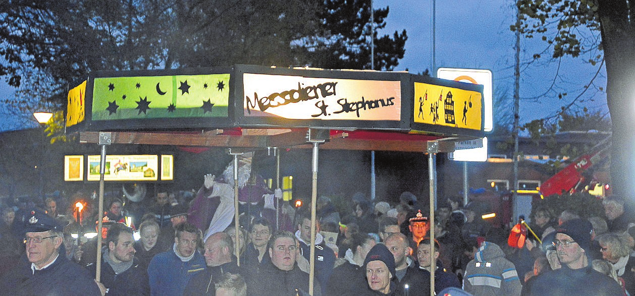 Die Messdiener mit ihrer großen Laterne ziehen immer mit. FOTO (A) JURA WEITZEL