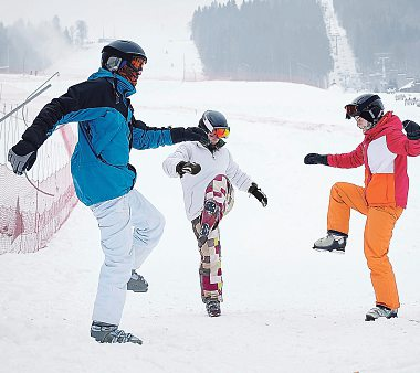 Das Aufwärmen vor dem Wintersport minimiert das Verletzungsrisiko und bringt die Muskeln auf Temperatur, ehe es ins Pistenvergnügen geht. Foto: anatoliy_gleb-stock.adobe.com