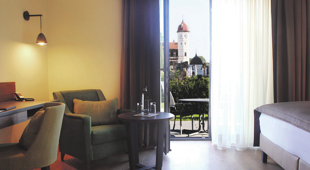 Doppelzimmer mit Schlossblick. Foto: FARMER HOTEL Basedow