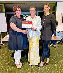 Sylke Schötz, Mandy Gille (Gebietsdirektorin BNI) und Janice Behrendt bei der Übergabe der Auszeichnung „Netzwerkerin des Monats“.