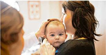 Wenn das Baby plötzlich viel quengelt, appetitlos und unruhig ist, sollte das kinderärztlich immer abgeklärt werden. Vielleicht steckt eine Mittelohrentzündung dahinter. Foto: djd/ Homöopathisches Laboratorium/Getty Images/isayildiz