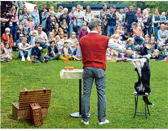 Die Comedy Dog Show zählt zu den Höhepunkten des Familiensonntags. Zuletzt begeisterten Leonid Beljakov und seine vierbeinigen Freunde das Publikum der Calauer Kita Kunterbunt.