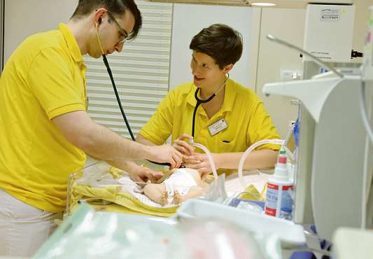 Ausbildung ist für die Chefärztin der Kinderklinik, Dr. Carolin Stegemann, eine der wichtigsten Schwerpunktaufgaben. Nur wenn die Abläufe und Handgriffe oft genug trainiert sind, läuft im Kindernotfall alles routiniert und sicher für den kleinen Patienten ab.