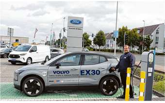 Volvo Profi Benjamin Loeff mit dem EX 30 Modell.