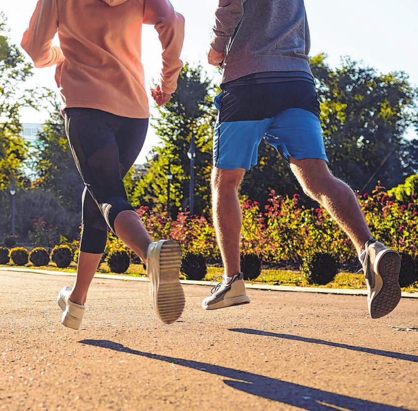 Bewegung im Freien, ob allein oder in Gruppen, immer noch einer der besten Gesundheitstipps. © STUDIO ROMANTIC/ADOBE.STOCK.COM 