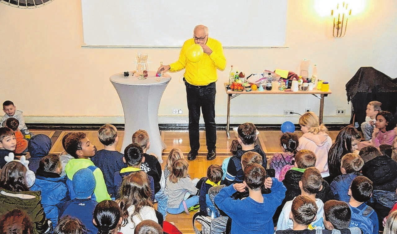 Im Rahmenprogramm sorgen Wissenschaftsshows immer für begeisterte Gesichter. Fotos: Jugendtechnikschule