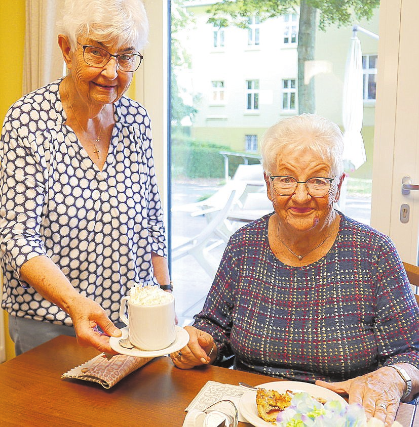 Statt Kaffee trinkt Ingrid Reismann lieber einen Cappucino, den ihr Katharina Lövering an den Tisch bringt. Marianne Wiesner und Doris Schild kommen kaum nach, die Bestellungen abzuarbeiten.