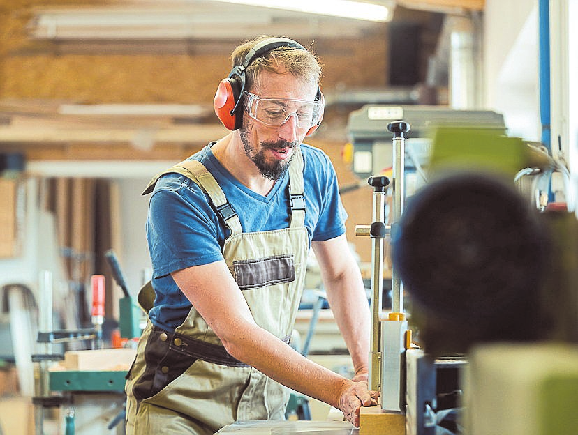 Gehörschutz im Einsatz bei der Arbeit FOTO ADOBE STOCK