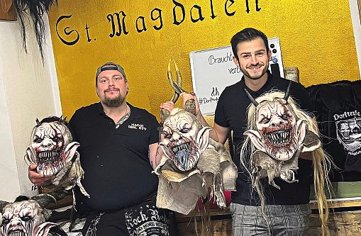 Fabio Trezza (re.) ist Obmann der Dorfteufel St. Magdalen. Mit Vize Mario restauriert er Masken aus ganz Österreich.Foto: Klaus Loibnegger