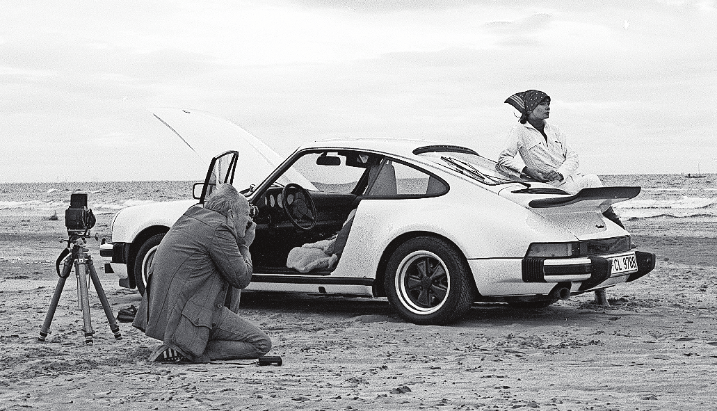 Ein schöner Strand, eine Frau, die sich an der Motorhaube lehnt: So war Werbung vor 50 Jahren.