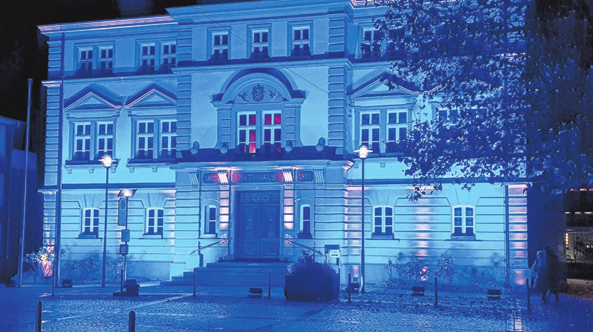 Lichternacht im letzten Jahr: Das Illertisser Rathaus ganz in blaues Licht gehüllt.