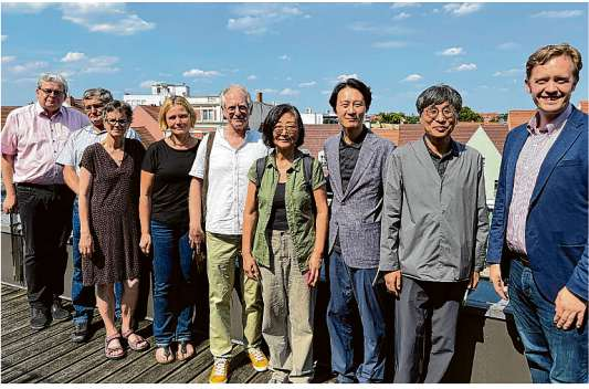 Weitgereister Besuch im Rathaus Senftenberg: Gäste aus Südkorea diskutierten mit Bürgermeister Andreas Pfeiffer (r.), dem stellvertretenden Bürgermeister Falk Peschel (I.) und dem Stadtverordneten Wolf-Peter Hannig (2.v.l.) über kommunalpolitische Projekte und Herausforderungen im Strukturwandel. Foto: Andrea Budich