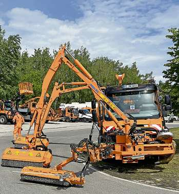 Ein Unimog Geräteträger mit drei Mähwerk-Auslegern war eins von vielen Fahrzeugkombinationen, die beim Hoffest zu sehen waren. Foto: AKR GmbH Schipkau