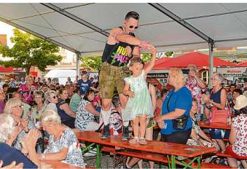 Spaß für Jung und Alt: Beim Stadtfest in Calau war auch Kevin Muschinskis kleine Tochter mit von der Partie.