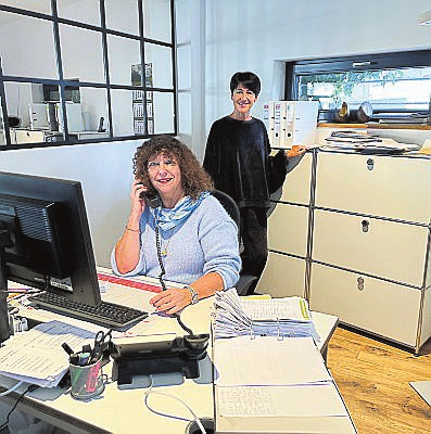 Gabriele Meermann (vom) und Marion Kramer sind im Büro für die Kunden da.