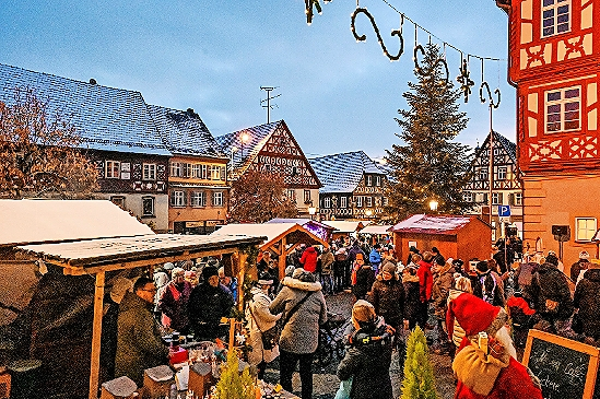 Das erste Adventswochenende steht in Bad Staffelstein mit seinem stimmungsvollen Adventsmarkt ganz im Zeichen von Weihnachten. FOTO: KUR & TOURISMUS SERVICE BAD STAFFELSTEIN / ROSI JÖRIG