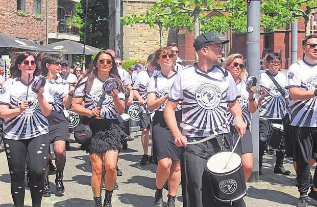 Die Diversao Sambaband – Platzkonzert und Walking Act.