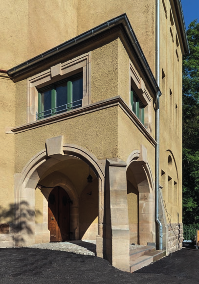 Über das östliche Treppenhaus kann man das Kepi barrierefrei betreten (li). Die Flure erstrahlen in altem Glanz.