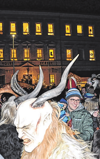 Die Neuzeuger Höhlenteufel treten am Ortsplatz auf. (Dietachmair)