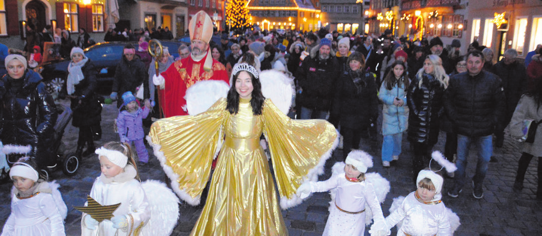 Besonders die kleinen Gäste warten schon sehnsüchtig auf das Dinkelsbühler Christkind und Bischof Nikolaus rund um den großen Christbaum.